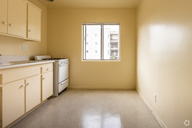 Studio, 1BA - 700SF - Dining Room - Crest View Apartments