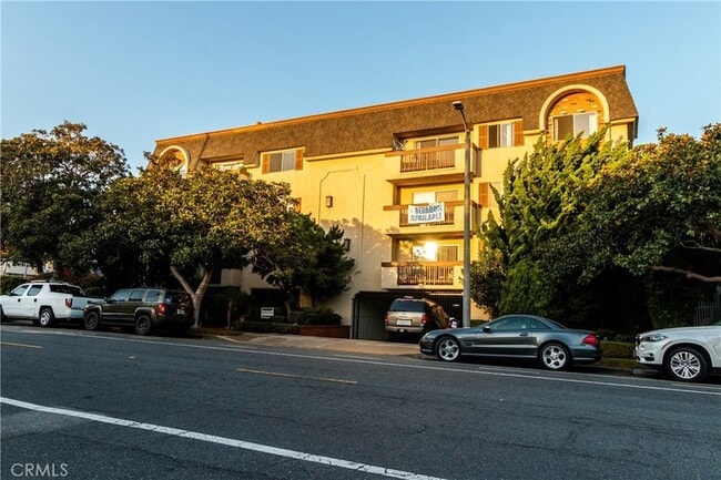 Building Photo - 811 6th St Unit 305