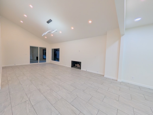 Photo - 18700 Collins St