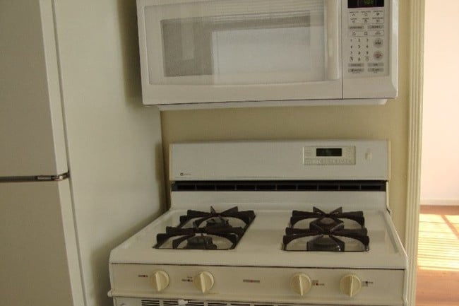 Stove and microwave - 812 Bard St