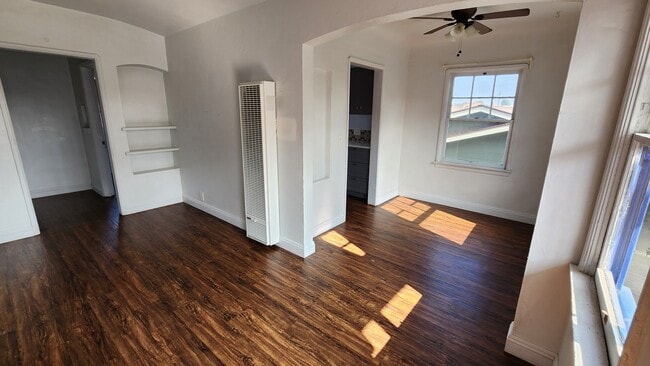 Building Photo - 1541 Elm Ave Unit 1543 Elm Ave