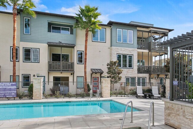 Photo - Luxurious Furnished Poolside Penthouse With Ocean Views!