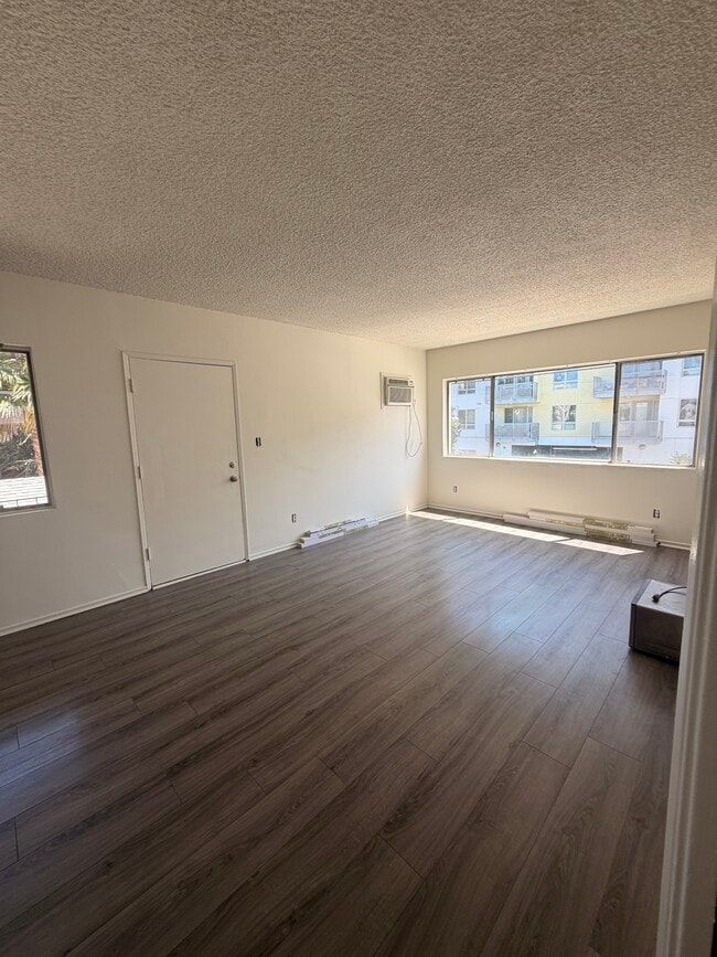 Building Photo - 5019 Klump Ave Unit Front view