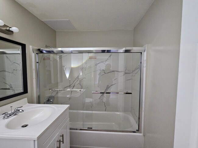 Photo - 13535 Victory Blvd Apartments