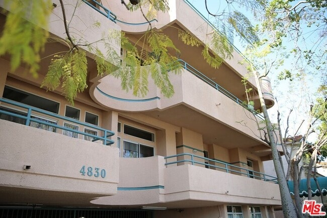 Building Photo - 4830 Elmwood Ave Unit 203