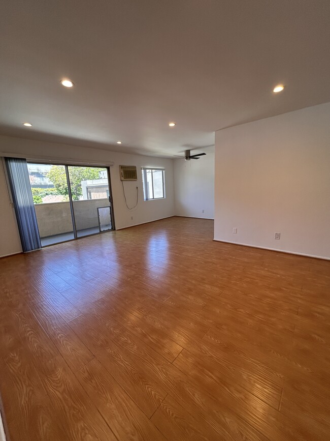 Living room - 649 Westbourne Dr