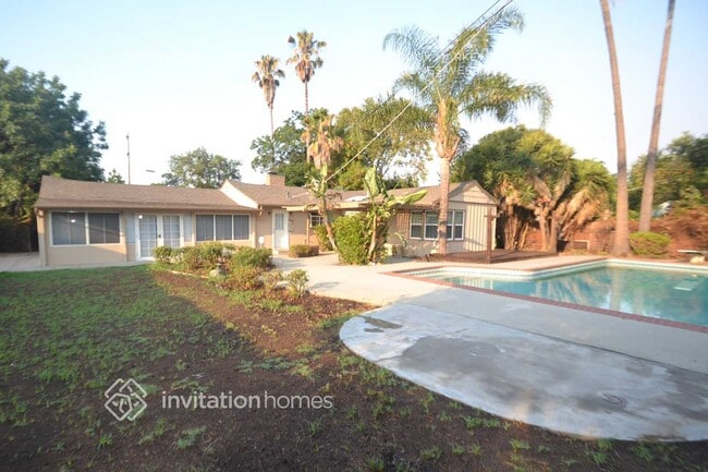 Photo - 17363 Saticoy St