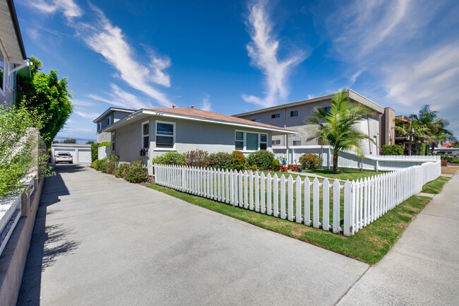 Building Photo - 2211 Nelson Ave Unit A