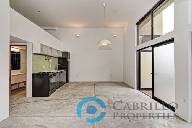 Building Photo - 3771 Centre St Unit Apt 201