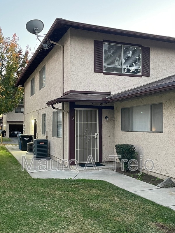 Building Photo - 1150 W Calle De Las Estrellas Unit 3