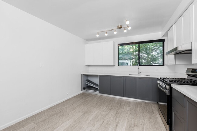 Photo - 2033 N Beachwood Drive