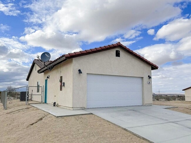 Building Photo - 29 Palms Home with Solar