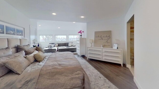 Photo - Waterfront Lido Island with Pool