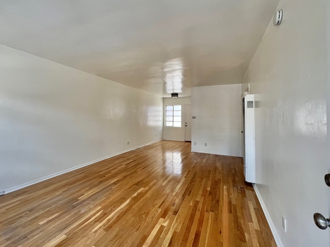 Living Room - 1342 Yale St Unit B