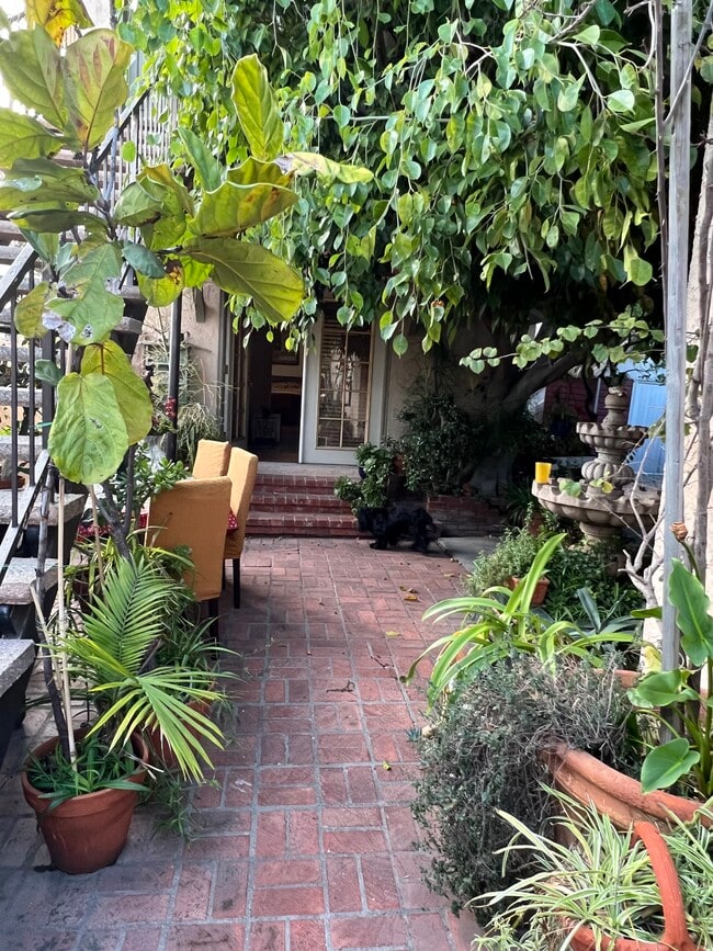 Building Photo - 1126 Hi Point St Unit FURNISHED SUITE