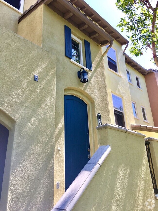 Building Photo - **COMING SOON** 2BD 2.5BA 2CAR Mission Val... Rental
