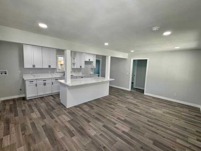 Building Photo - 9722 Victoria Ave Rental