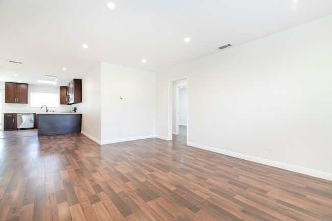 Photo - 17425 Emelita St