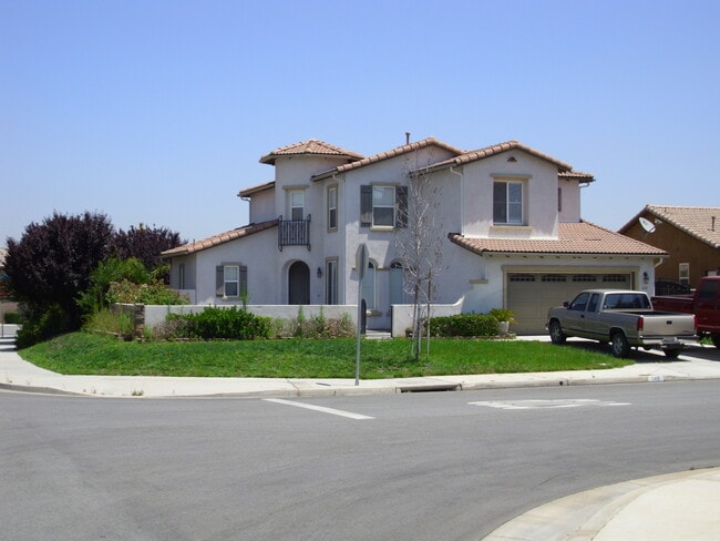 Building Photo - 3 BR, 2.5 Bath + Loft & Office/Den
