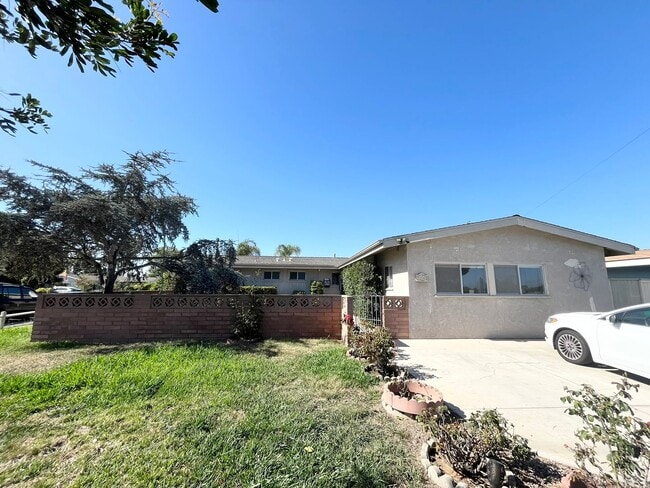 Charming 4 bedroom house with extra living... - Charming 4 bedroom house with extra living...