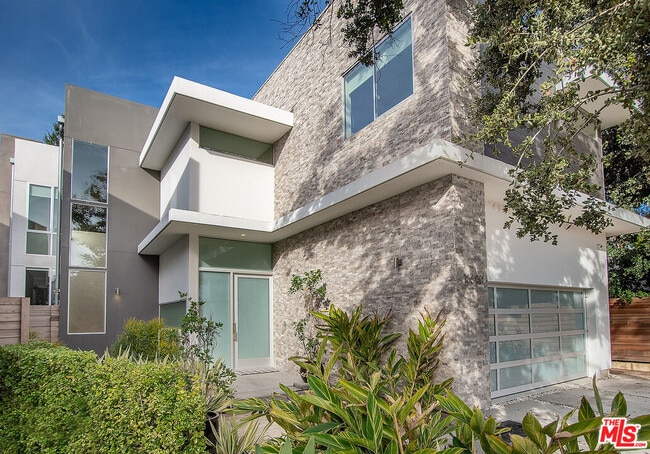 Building Photo - 16540 Moorpark St