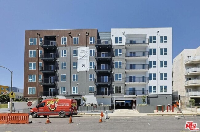 Building Photo - 1037 Dewey Ave Unit 202 Rental