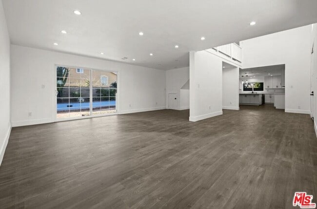 Photo - 6257 Lindley Ave
