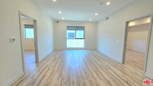 Photo - 1540 S Hayworth Ave Unit 202