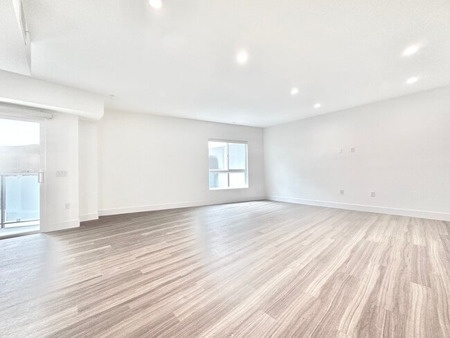 Photo - 838 S La Brea Ave