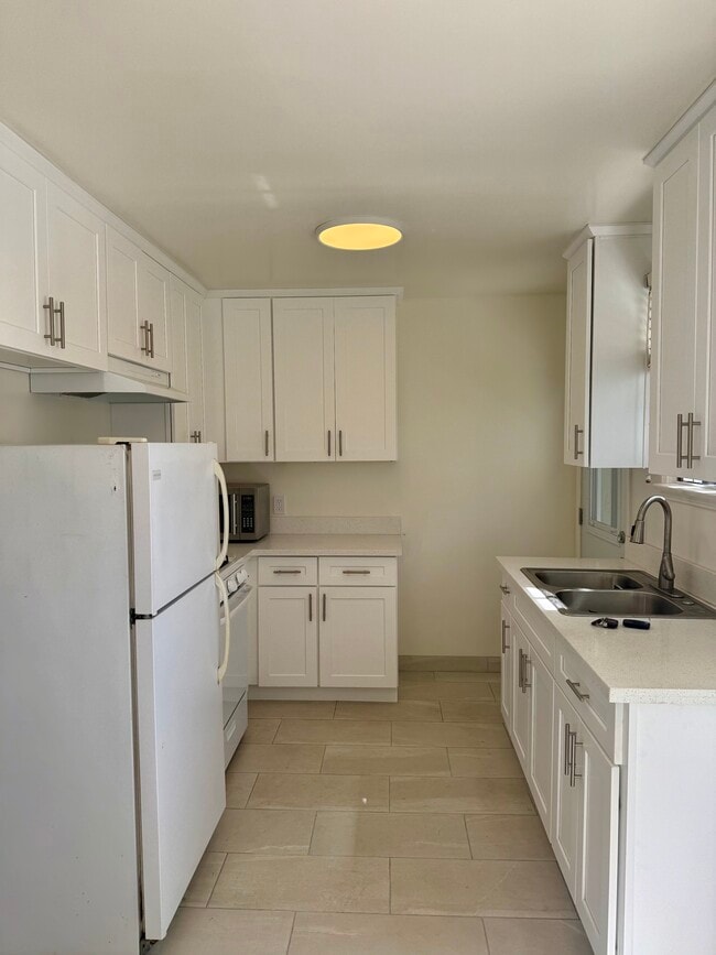 Kitchen - 414 Grand Blvd Unit 410