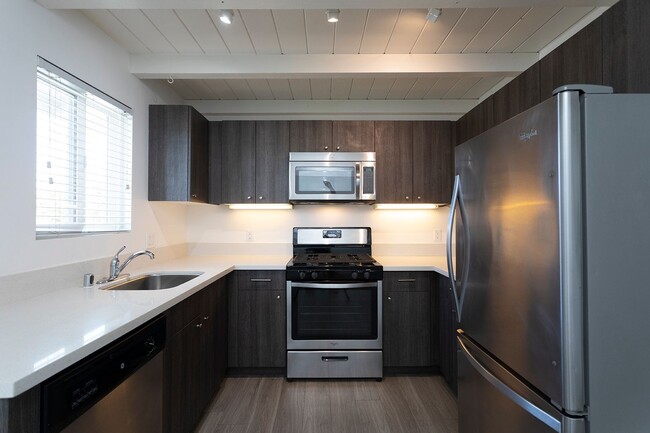 Building Photo - Modern Ocean Beach 1 Bed/1 Bath Apartment ... Unit 05