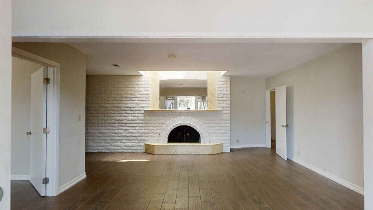 3D Tour - 8300 Regis Way