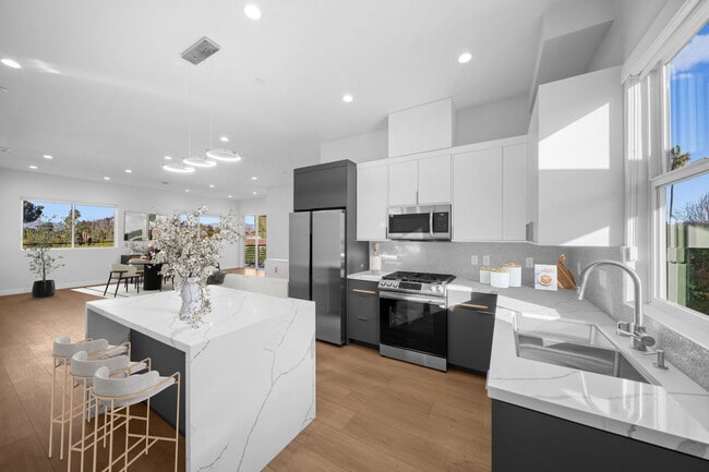 Virtually Staged - 13846 Moorpark St Unit 202