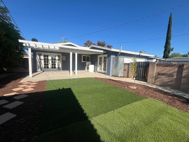 Building Photo - PRIVATE 3 bed/3 bath HOME + LARGE BONUS ROOM. NO OTHER UNITS ON PROPERTY.