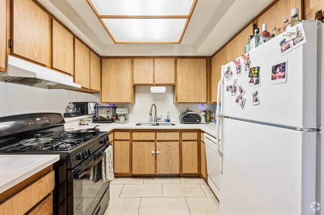 3BR, 1BA - 1000SF - Kitchen - Diamond Head Apartments