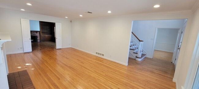 Photo - 661 Warner Ave