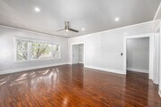 1BR, 1BA - 700SF - Living Room - 411-417 Walnut Ave