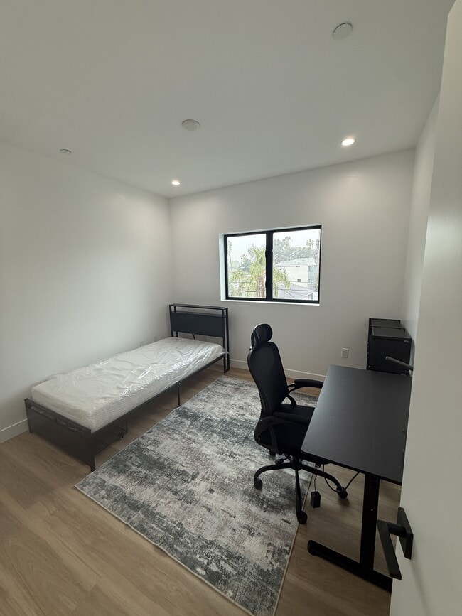 Building Photo - 1200 W 37th Dr Unit Room 1