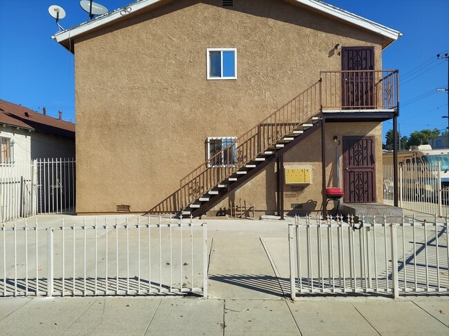 Building Photo - 6049 S Normandie Ave Unit 4