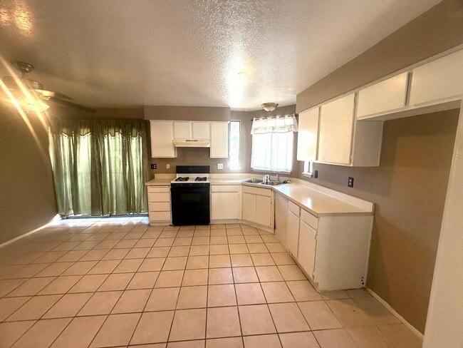 Photo - 495 W 13th St