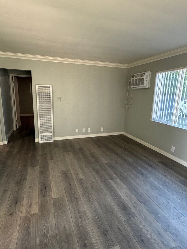 Building Photo - 6932 Woodley Ave Unit 6