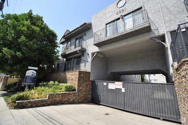 Building Photo - 5921 Whitsett Ave Unit 204 Rental