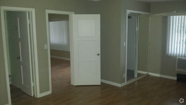 Building Photo - 8131 Lloyd Ave Unit B Rental