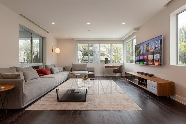 Photo - 450 N Palm Dr