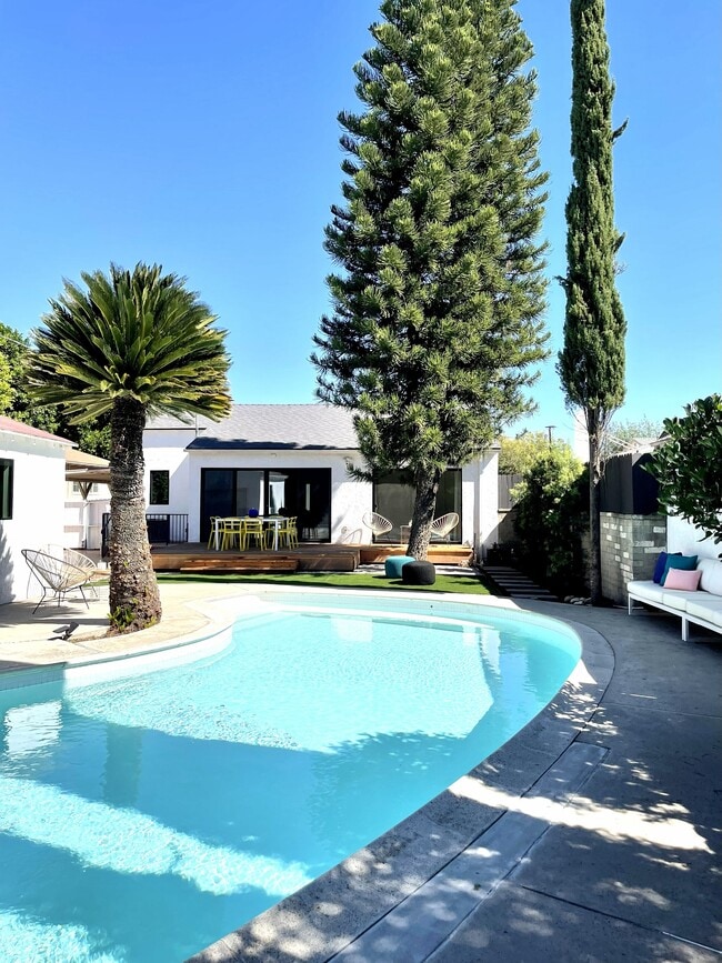 Building Photo - 6143 Carpenter Ave