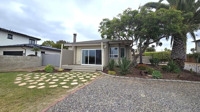 Building Photo - Unique, 2Bd/2BA Single Story House: Large Lot with Ocean/Sunset Views! Unit B