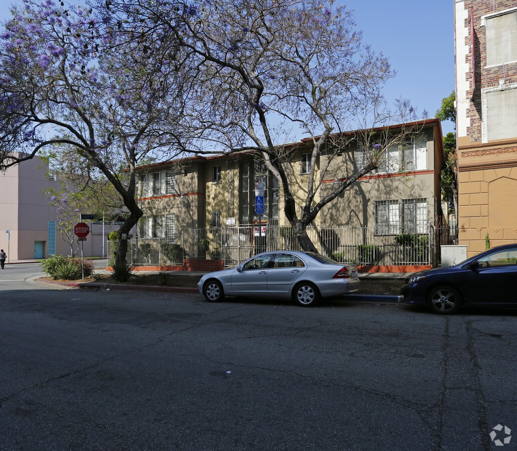Photo - 855 S Oxford Ave Apartments