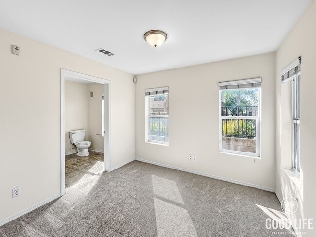 Photo - Spacious 2B/3BA + Den Townhouse in City He...