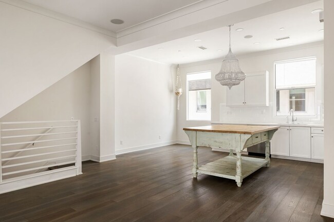 Photo - 2204 Fox Ln