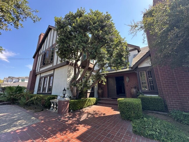 SPACIOUS MANSION WITH 2 PRIVATE ROOMS *FOR... - SPACIOUS MANSION WITH 2 PRIVATE ROOMS *FOR... House